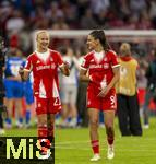 06.09.2025, Google-Pixel Frauenfussball Bundesliga 2025/2026, 1.Spieltag, FC Bayern Mnchen - Bayer 04 Leverkusen, in der Allianz-Arena Mnchen, Pernille Harder (FC Bayern Mnchen) und Jovana Damnjanovic (FC Bayern Mnchen) nach dem Spiel

