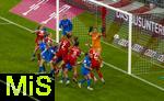 06.09.2025, Google-Pixel Frauenfussball Bundesliga 2025/2026, 1.Spieltag, FC Bayern Mnchen - Bayer 04 Leverkusen, in der Allianz-Arena Mnchen, Torszene, Torschuss durch Kopfball zum 1:0 durch Vanessa Gilles (mitte, FC Bayern Mnchen) 

