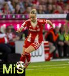 06.09.2025, Google-Pixel Frauenfussball Bundesliga 2025/2026, 1.Spieltag, FC Bayern Mnchen - Bayer 04 Leverkusen, in der Allianz-Arena Mnchen, Franziska Kett (FC Bayern Mnchen) am Ball 


