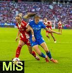 06.09.2025, Google-Pixel Frauenfussball Bundesliga 2025/2026, 1.Spieltag, FC Bayern Mnchen - Bayer 04 Leverkusen, in der Allianz-Arena Mnchen, v.li: Franziska Kett (FC Bayern Mnchen) gegen Lilla Turanyi (Leverkusen)

