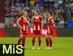 06.09.2025, Google-Pixel Frauenfussball Bundesliga 2025/2026, 1.Spieltag, FC Bayern Mnchen - Bayer 04 Leverkusen, in der Allianz-Arena Mnchen, v.li: Franziska Kett (FC Bayern Mnchen), Vanessa Gilles (FC Bayern Mnchen), Sarah Zadrazil (FC Bayern Mnchen) 

