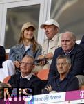 06.09.2025, Google-Pixel Frauenfussball Bundesliga 2025/2026, 1.Spieltag, FC Bayern Mnchen - Bayer 04 Leverkusen, in der Allianz-Arena Mnchen, Ehrentribne mit Lothar Matthus und Freundin Theresa Sommer. Prsident Herbert Hainer (FC Bayern), Ehren-Prsident Uli Hoene (FC Bayern Mnchen, Hoeness), 

