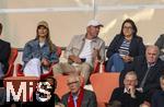 06.09.2025, Google-Pixel Frauenfussball Bundesliga 2025/2026, 1.Spieltag, FC Bayern Mnchen - Bayer 04 Leverkusen, in der Allianz-Arena Mnchen, Ehrentribne mit Lothar Matthus und Freundin Theresa Sommer.  Ehren-Prsident Uli Hoene (FC Bayern Mnchen, Hoeness), 

