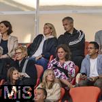 06.09.2025, Google-Pixel Frauenfussball Bundesliga 2025/2026, 1.Spieltag, FC Bayern Mnchen - Bayer 04 Leverkusen, in der Allianz-Arena Mnchen, Ehrentribne mit Trainer Christian Wck (oben re, Deutschland), Sportdirektorin Nia Knzer (oben, Deutschland) 

