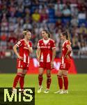 06.09.2025, Google-Pixel Frauenfussball Bundesliga 2025/2026, 1.Spieltag, FC Bayern Mnchen - Bayer 04 Leverkusen, in der Allianz-Arena Mnchen, v.li: Franziska Kett (FC Bayern Mnchen), Vanessa Gilles (FC Bayern Mnchen), Sarah Zadrazil (FC Bayern Mnchen) 

