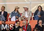 06.09.2025, Google-Pixel Frauenfussball Bundesliga 2025/2026, 1.Spieltag, FC Bayern Mnchen - Bayer 04 Leverkusen, in der Allianz-Arena Mnchen, Ehrentribne mit Lothar Matthus und Freundin Theresa Sommer.  
