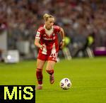06.09.2025, Google-Pixel Frauenfussball Bundesliga 2025/2026, 1.Spieltag, FC Bayern Mnchen - Bayer 04 Leverkusen, in der Allianz-Arena Mnchen, Franziska Kett (FC Bayern Mnchen) am Ball 

