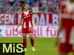 06.09.2025, Google-Pixel Frauenfussball Bundesliga 2025/2026, 1.Spieltag, FC Bayern Mnchen - Bayer 04 Leverkusen, in der Allianz-Arena Mnchen, Sarah Zadrazil (FC Bayern Mnchen) gibt Anweisungen

