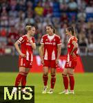 06.09.2025, Google-Pixel Frauenfussball Bundesliga 2025/2026, 1.Spieltag, FC Bayern Mnchen - Bayer 04 Leverkusen, in der Allianz-Arena Mnchen, v.li: Franziska Kett (FC Bayern Mnchen), Vanessa Gilles (FC Bayern Mnchen), Sarah Zadrazil (FC Bayern Mnchen) 

