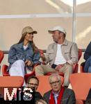 06.09.2025, Google-Pixel Frauenfussball Bundesliga 2025/2026, 1.Spieltag, FC Bayern Mnchen - Bayer 04 Leverkusen, in der Allianz-Arena Mnchen, Ehrentribne mit Lothar Matthus und Freundin Theresa Sommer.