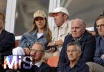 06.09.2025, Google-Pixel Frauenfussball Bundesliga 2025/2026, 1.Spieltag, FC Bayern Mnchen - Bayer 04 Leverkusen, in der Allianz-Arena Mnchen, Ehrentribne mit Lothar Matthus und Freundin Theresa Sommer. Prsident Herbert Hainer (FC Bayern), Ehren-Prsident Uli Hoene (FC Bayern Mnchen, Hoeness), 

