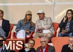 06.09.2025, Google-Pixel Frauenfussball Bundesliga 2025/2026, 1.Spieltag, FC Bayern Mnchen - Bayer 04 Leverkusen, in der Allianz-Arena Mnchen, Ehrentribne mit Lothar Matthus und Freundin Theresa Sommer.