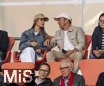 06.09.2025, Google-Pixel Frauenfussball Bundesliga 2025/2026, 1.Spieltag, FC Bayern Mnchen - Bayer 04 Leverkusen, in der Allianz-Arena Mnchen, Ehrentribne mit Lothar Matthus und Freundin Theresa Sommer.