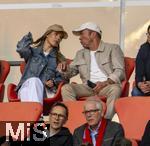 06.09.2025, Google-Pixel Frauenfussball Bundesliga 2025/2026, 1.Spieltag, FC Bayern Mnchen - Bayer 04 Leverkusen, in der Allianz-Arena Mnchen, Ehrentribne mit Lothar Matthus und Freundin Theresa Sommer.