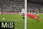 07.09.2025, Fussball WM-Qualifikation Europa 2025/26, 6.Spieltag,  Deutschland - Nordirland, im Rhein-Energie-Stadion Kln, Nadiem Amiri (Deutschland)  trifft zum 2:1 gegen Torwart Bailey Peacock Farrell (Nordirland).
