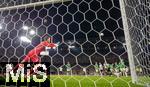 07.09.2025, Fussball WM-Qualifikation Europa 2025/26, 6.Spieltag,  Deutschland - Nordirland, im Rhein-Energie-Stadion Kln, Torschuss zum 3:1 von Florian Wirtz (Deutschland) per Freistoss gegen Torwart Peacock-Farrel Bailey (NIR)