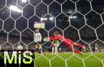 07.09.2025, Fussball WM-Qualifikation Europa 2025/26, 6.Spieltag,  Deutschland - Nordirland, im Rhein-Energie-Stadion Kln, Torschuss zum 2:1 von Nadiem Amiri (li, Deutschland) gegen Torwart Peacock-Farrel Bailey (NIR)