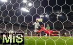 07.09.2025, Fussball WM-Qualifikation Europa 2025/26, 6.Spieltag,  Deutschland - Nordirland, im Rhein-Energie-Stadion Kln, Torschuss zum 2:1 von Nadiem Amiri (li, Deutschland) gegen Torwart Peacock-Farrel Bailey (NIR)