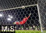 07.09.2025, Fussball WM-Qualifikation Europa 2025/26, 6.Spieltag,  Deutschland - Nordirland, im Rhein-Energie-Stadion Kln, Torschuss zum 3:1 von Florian Wirtz (Deutschland) per Freistoss gegen Torwart Peacock-Farrel Bailey (NIR) der vergeblich fliegt 