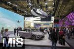 10.09.2025, Messe Mnchen IAA Mobility 2025 in Mnchen im Messegelnde Riem. Am Messestand der Chinesischen Firma Xpeng, ein brsennotierter Elektroautohersteller aus Guangzhou (China). Im Programm gibt es Mittelklasse, Obere Mittelklasse, Vans und SUVs. Hier der G6 und an der Decke eine bemannte Drohne der Firma.