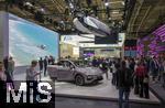 10.09.2025, Messe Mnchen IAA Mobility 2025 in Mnchen im Messegelnde Riem. Am Messestand der Chinesischen Firma Xpeng, ein brsennotierter Elektroautohersteller aus Guangzhou (China). Im Programm gibt es Mittelklasse, Obere Mittelklasse, Vans und SUVs. Hier der G6 und an der Decke eine bemannte Drohne der Firma.