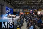 10.09.2025, Messe Mnchen IAA Mobility 2025 in Mnchen im Messegelnde Riem.  Der neue Cupra RAVAL steht auf der Bhne mit extravaganter Tarn-Folierung. Ein urbanes Elektrofahrzeug aus Spanien vom VW-Konzern. Der Einstiegspreis fr den Kleinwagen Cupra Raval wird voraussichtlich bei rund 25.000 Euro liegen, die offizielle Markteinfhrung fr Ende 2025, Frhjahr 2026 geplant. Dieses Modell soll die E-Mobilitt auch fr junge Fahrer erschwinglich machen.  
