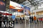 10.09.2025, Messe Mnchen IAA Mobility 2025 in Mnchen im Messegelnde Riem.  Am Eingangsbereich, die Besucher strmen zur Messe. 