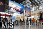 10.09.2025, Messe Mnchen IAA Mobility 2025 in Mnchen im Messegelnde Riem.  Am Eingangsbereich, die Besucher strmen zur Messe. 
