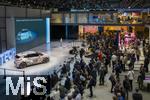 10.09.2025, Messe Mnchen IAA Mobility 2025 in Mnchen im Messegelnde Riem.  Der neue Cupra RAVAL steht auf der Bhne mit extravaganter Tarn-Folierung. Ein urbanes Elektrofahrzeug aus Spanien vom VW-Konzern. Der Einstiegspreis fr den Kleinwagen Cupra Raval wird voraussichtlich bei rund 25.000 Euro liegen, die offizielle Markteinfhrung fr Ende 2025, Frhjahr 2026 geplant. Dieses Modell soll die E-Mobilitt auch fr junge Fahrer erschwinglich machen. 

