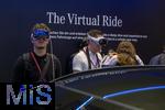 10.09.2025, Messe Mnchen IAA Mobility 2025 in Mnchen im Messegelnde Riem.  Am Stand von Mercedes Benz erleben Besucher mittels Virtual-Realitiy Brillen erweiterte realitt an den leibhaftigen Autos. The Virtual Ride.