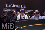 10.09.2025, Messe Mnchen IAA Mobility 2025 in Mnchen im Messegelnde Riem.  Am Stand von Mercedes Benz erleben Besucher mittels Virtual-Realitiy Brillen erweiterte realitt an den leibhaftigen Autos. The Virtual Ride.