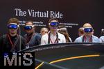 10.09.2025, Messe Mnchen IAA Mobility 2025 in Mnchen im Messegelnde Riem.  Am Stand von Mercedes Benz erleben Besucher mittels Virtual-Realitiy Brillen erweiterte realitt an den leibhaftigen Autos. The Virtual Ride.