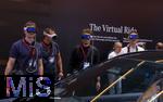 10.09.2025, Messe Mnchen IAA Mobility 2025 in Mnchen im Messegelnde Riem.  Am Stand von Mercedes Benz erleben Besucher mittels Virtual-Realitiy Brillen erweiterte realitt an den leibhaftigen Autos.