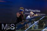 10.09.2025, Messe Mnchen IAA Mobility 2025 in Mnchen im Messegelnde Riem.  Am Stand von Mercedes Benz erleben Besucher mittels Virtual-Realitiy Brillen erweiterte realitt an den leibhaftigen Autos. The Virtual Ride.