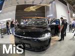 10.09.2025, Messe Mnchen IAA Mobility 2025 in Mnchen im Messegelnde Riem.  E-Autos am Stand von AITO. AITO ist eine Automarke aus der Volksrepublik China.  AITO ist die erste Marke im Rahmen von Huaweis Harmony Intelligent Mobility Alliance (HIMA). Huawei ist verantwortlich fr Produktdesign, Entwicklung und die Lieferung wichtiger Technologien wie Antriebssysteme, Fahrerassistenzsysteme und Software. 