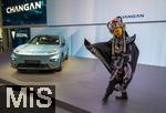 10.09.2025, Messe Mnchen IAA Mobility 2025 in Mnchen im Messegelnde Riem. Changan ist eine Automarke aus der Volksrepublik China.  Hier die Eigenmarke DEEPAL mit einem Chinesischen Folklore-Tnzer als Performance an der Bhne.