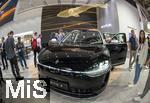 10.09.2025, Messe Mnchen IAA Mobility 2025 in Mnchen im Messegelnde Riem.  E-Autos am Stand von AITO. AITO ist eine Automarke aus der Volksrepublik China.  AITO ist die erste Marke im Rahmen von Huaweis Harmony Intelligent Mobility Alliance (HIMA). Huawei ist verantwortlich fr Produktdesign, Entwicklung und die Lieferung wichtiger Technologien wie Antriebssysteme, Fahrerassistenzsysteme und Software. Innen gibt es einen ausrollbaren Monitor fr die hinteren Sitzreihen.