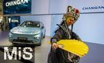 10.09.2025, Messe Mnchen IAA Mobility 2025 in Mnchen im Messegelnde Riem. Changan ist eine Automarke aus der Volksrepublik China.  Hier die Eigenmarke DEEPAL mit einem Chinesischen Folklore-Tnzer als Performance an der Bhne.