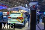 10.09.2025, Messe Mnchen IAA Mobility 2025 in Mnchen im Messegelnde Riem.  Am Stand von BMW steht ein Wasserstoff-Auto zur Demonstration bereit. BMW iX5 Hydrogen