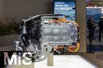 10.09.2025, Messe Mnchen IAA Mobility 2025 in Mnchen im Messegelnde Riem.  Am Stand von BMW steht ein Wasserstoff-Auto zur Demonstration bereit. BMW iX5 Hydrogen, hier der Motor als Einzelstck aufgestellt.