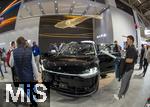 10.09.2025, Messe Mnchen IAA Mobility 2025 in Mnchen im Messegelnde Riem.  E-Autos am Stand von AITO. AITO ist eine Automarke aus der Volksrepublik China.  AITO ist die erste Marke im Rahmen von Huaweis Harmony Intelligent Mobility Alliance (HIMA). Huawei ist verantwortlich fr Produktdesign, Entwicklung und die Lieferung wichtiger Technologien wie Antriebssysteme, Fahrerassistenzsysteme und Software. Innen gibt es einen ausrollbaren Monitor fr die hinteren Sitzreihen.