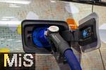 10.09.2025, Messe Mnchen IAA Mobility 2025 in Mnchen im Messegelnde Riem.  Am Stand von BMW steht ein Wasserstoff-Auto zur Demonstration bereit.