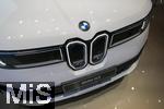 10.09.2025, Messe Mnchen IAA Mobility 2025 in Mnchen im Messegelnde Riem.  Am Stand von BMW steht eine aktelle Neuentwicklung, der iX3, das Fahrzeug darf nicht besichtigt werden und ist strengstens abgeschirmt. Detail der traditionellen Niere an der Front. 