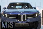 10.09.2025, Messe Mnchen IAA Mobility 2025 in Mnchen im Messegelnde Riem.  Am Stand von BMW steht eine aktelle Neuentwicklung, der iX3 in Blau, das Fahrzeug darf nicht besichtigt werden und ist strengstens abgeschirmt. Die traditionelle BMW-Niere ist mittlerweile durch moderne LED-Technik Illuminiert. 