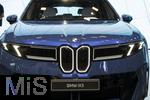 10.09.2025, Messe Mnchen IAA Mobility 2025 in Mnchen im Messegelnde Riem.  Am Stand von BMW steht eine aktelle Neuentwicklung, der iX3 in Blau, das Fahrzeug darf nicht besichtigt werden und ist strengstens abgeschirmt. Die traditionelle BMW-Niere ist mittlerweile durch moderne LED-Technik Illuminiert. 