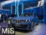 10.09.2025, Messe Mnchen IAA Mobility 2025 in Mnchen im Messegelnde Riem.  Am Stand von BMW steht eine aktelle Neuentwicklung, der iX3 in Blau, das Fahrzeug darf nicht besichtigt werden und ist strengstens abgeschirmt. 