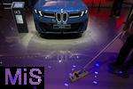 10.09.2025, Messe Mnchen IAA Mobility 2025 in Mnchen im Messegelnde Riem.  Am Stand von BMW steht eine aktelle Neuentwicklung, der iX3 in Blau, das Fahrzeug darf nicht besichtigt werden und ist strengstens abgeschirmt. Nur die Reinigungskraft darf den Boden blitzblank wienern.