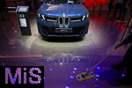 10.09.2025, Messe Mnchen IAA Mobility 2025 in Mnchen im Messegelnde Riem.  Am Stand von BMW steht eine aktelle Neuentwicklung, der iX3 in Blau, das Fahrzeug darf nicht besichtigt werden und ist strengstens abgeschirmt. Nur die Reinigungskraft darf den Boden blitzblank wienern.