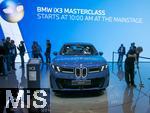 10.09.2025, Messe Mnchen IAA Mobility 2025 in Mnchen im Messegelnde Riem.  Am Stand von BMW steht eine aktelle Neuentwicklung, der iX3 in Blau, das Fahrzeug darf nicht besichtigt werden und ist strengstens abgeschirmt. Die traditionelle BMW-Niere ist mittlerweile durch moderne LED-Technik Illuminiert.  Nur die Reinigungskraft darf den Boden blitzblank wienern.