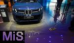10.09.2025, Messe Mnchen IAA Mobility 2025 in Mnchen im Messegelnde Riem.  Am Stand von BMW steht eine aktelle Neuentwicklung, der iX3 in Blau, das Fahrzeug darf nicht besichtigt werden und ist strengstens abgeschirmt. Nur die Reinigungskraft darf den Boden blitzblank wienern.